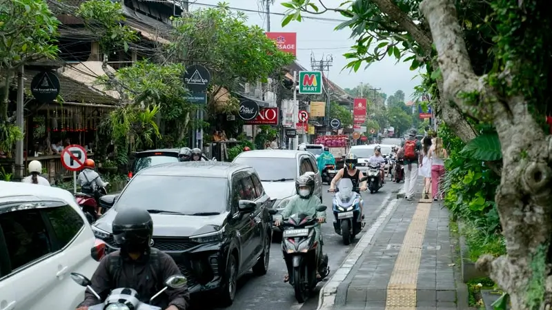 Lalu lintas di pusat Ubud yang perlu dihitung saat menyusun rute