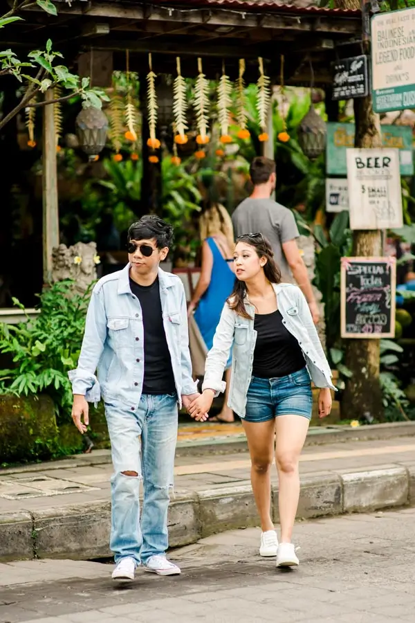 Pasangan berjalan di area kafe Ubud