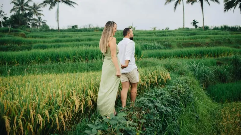 Pasangan berjalan santai di area sawah Ubud