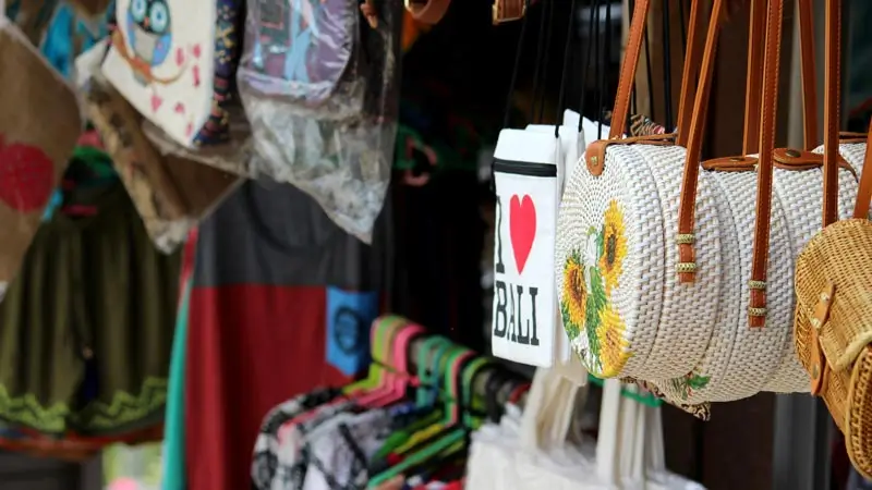 Tas anyaman dan suvenir Bali di kios pasar seni Ubud