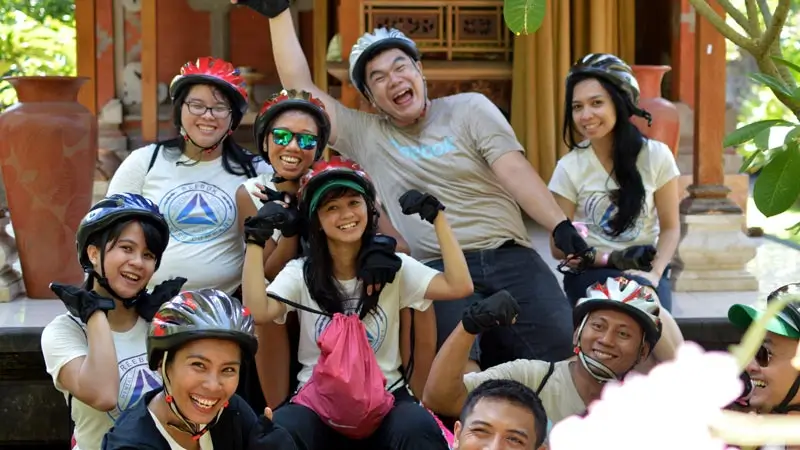 Rombongan berhelm sebelum aktivitas cycling di Ubud