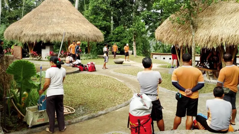 Peserta rafting bersiap di area operator sebelum menuju sungai