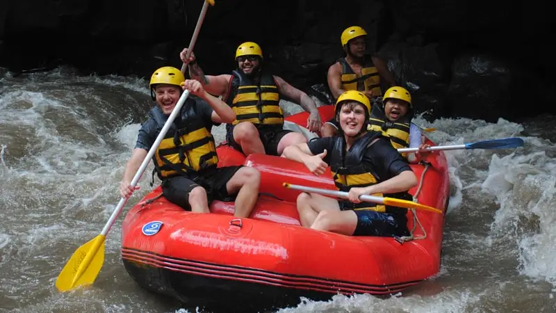 Peserta rafting Ayung memakai helm dan pelampung di sungai