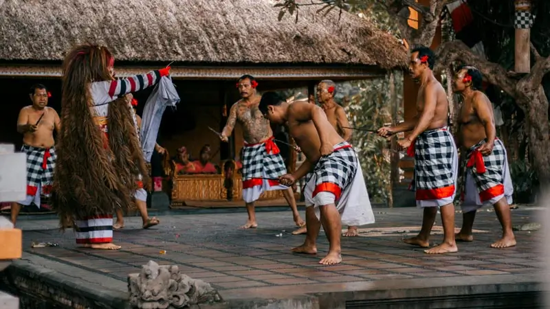 Pertunjukan tari Bali di panggung terbuka dengan kostum tradisional