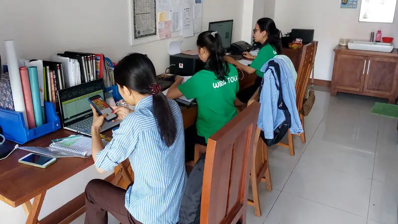Staf reservasi memproses pesanan lewat WhatsApp