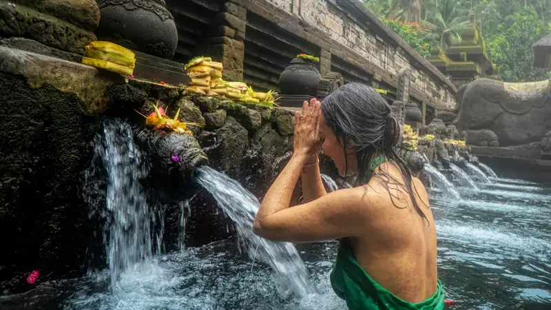 Pengunjung melukat di Pura Tirta Empul Tampaksiring