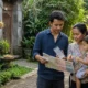 Keluarga mengecek peta dan smartphone saat liburan di Ubud untuk pemula